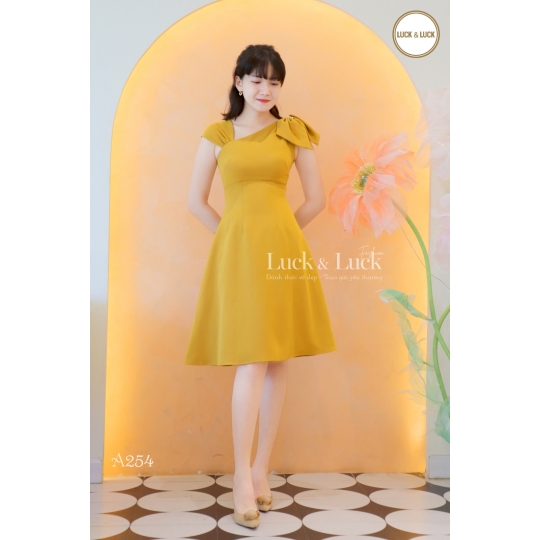 ĐẦM KIỂU NƠ XÉO VAI