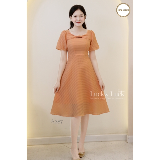 Đầm xòe nhấn nơ ngực tay bí