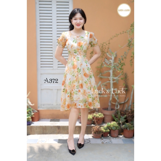 Đầm dáng xòe họa tiết hoa nhún eo
