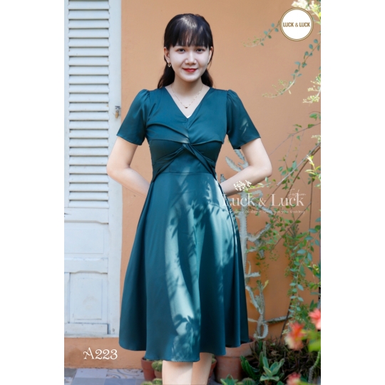 Đầm đỏ váy xòe form A xoắn ngực