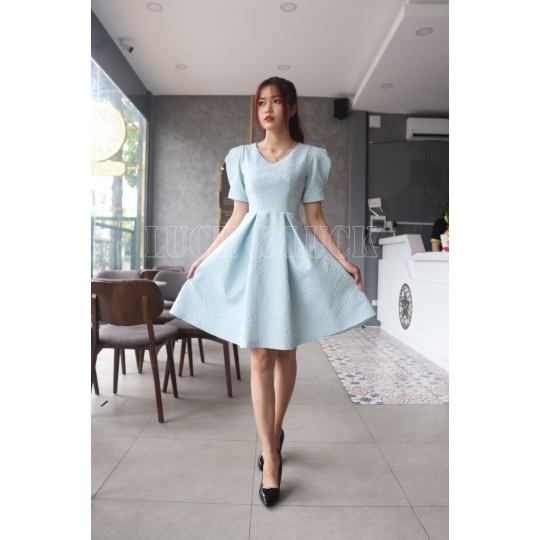 Đầm xoè dạo phố chất sốp