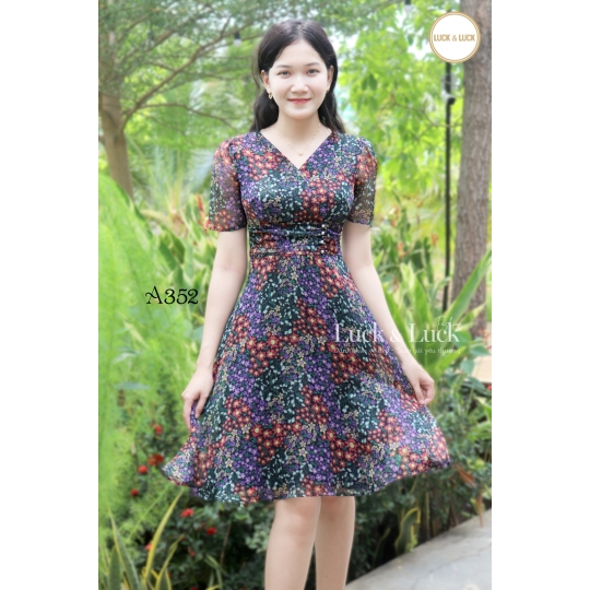 Đầm hoa dáng xòe cổ V