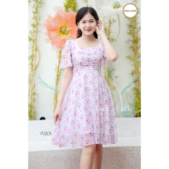 Đầm xòe họa tiết hoa hồng