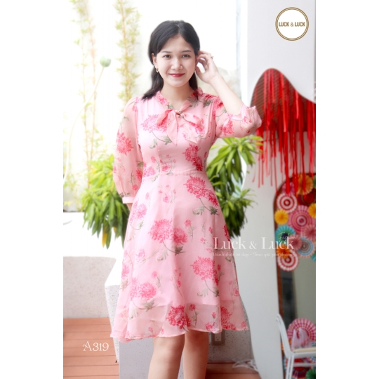 Đầm hoa xòe nơ cổ