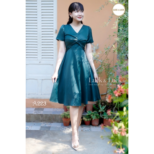 Đầm đỏ váy xòe form A xoắn ngực
