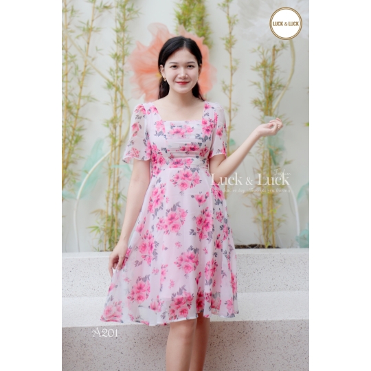 Đầm xòe họa tiết hoa hồng