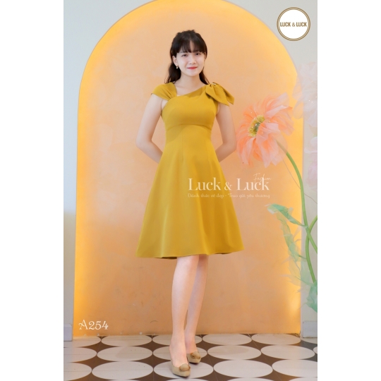 ĐẦM KIỂU NƠ XÉO VAI