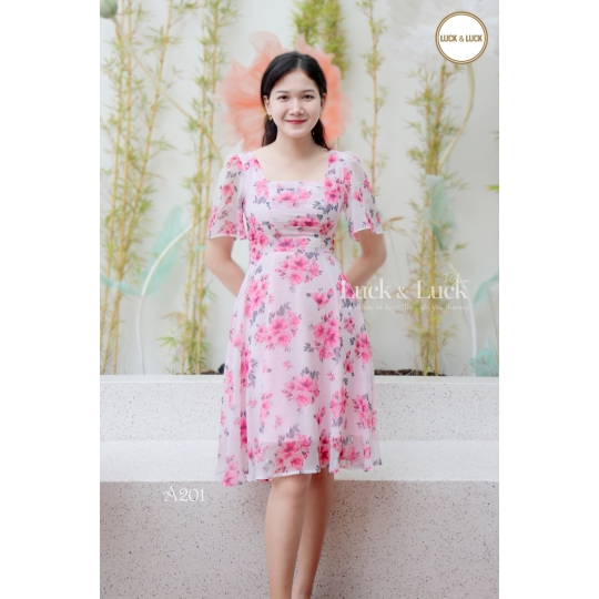 Đầm xòe họa tiết hoa hồng