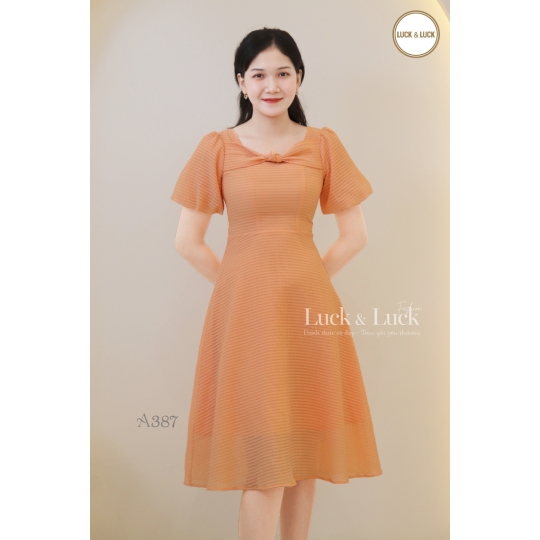 Đầm xòe nhấn nơ ngực tay bí