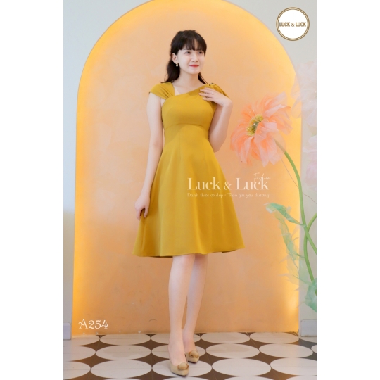 ĐẦM KIỂU NƠ XÉO VAI