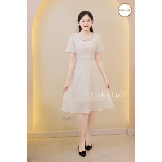 Đầm xòe nhấn nơ ngực tay bí