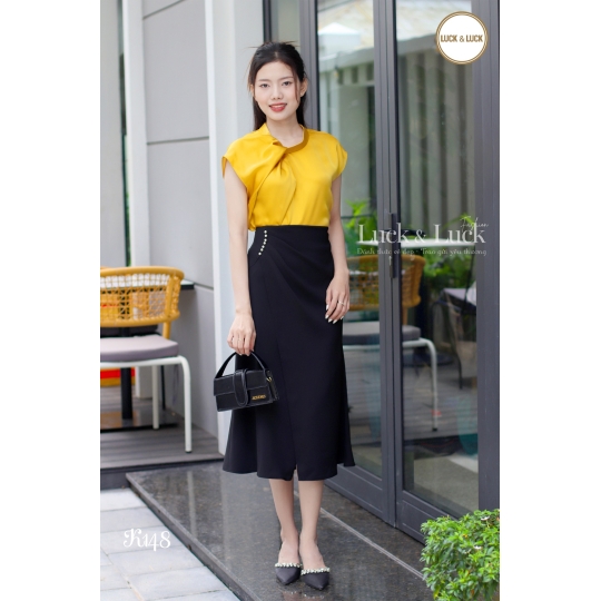 Áo lụa xoắn vai màu Vàng