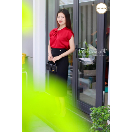 Áo lụa xoắn vai màu Đỏ