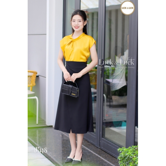 Áo lụa xoắn vai màu Vàng