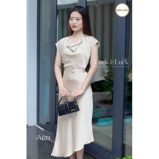 Đầm lụa cổ đổ kèm thắt lưng - Màu Vàng Sa Mạc