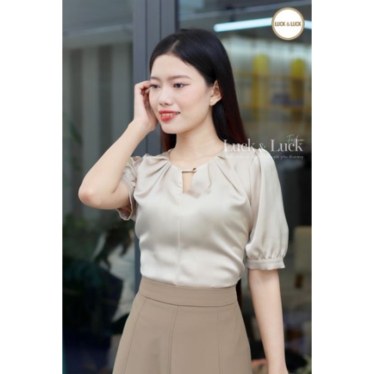 	Áo lụa ngắn tay cổ v - Màu Kem