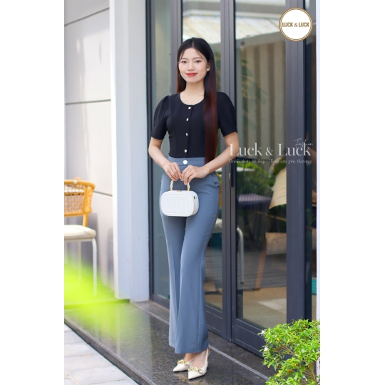 Áo kiểu cổ tròn nút vàng - Màu Đen
