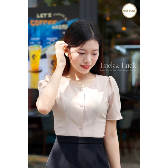 Áo kiểu cổ tròn nút vàng - Màu Vàng sa mạc