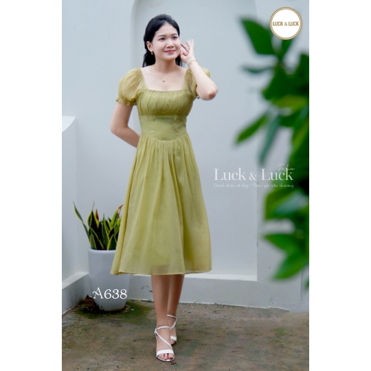 Đầm xòe đỏ dự tiệc cổ vuông đính nút