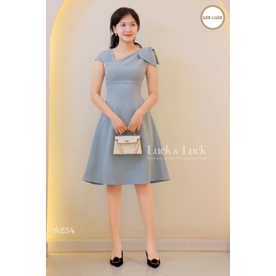 ĐẦM KIỂU NƠ XÉO VAI
