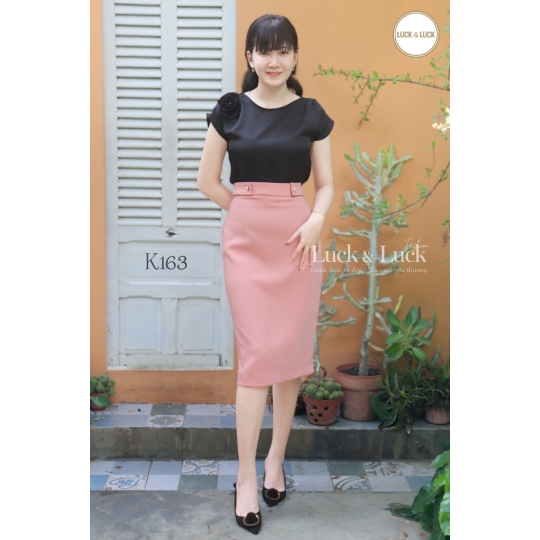 Áo lụa thêu hoa vai - Màu Đen