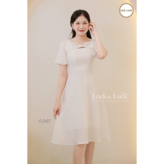 Đầm xòe nhấn nơ ngực tay bí