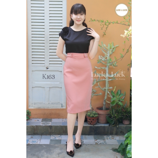 Áo lụa thêu hoa vai - Màu Đen