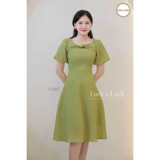 Đầm xòe nhấn nơ ngực tay bí