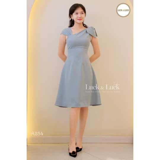 ĐẦM KIỂU NƠ XÉO VAI