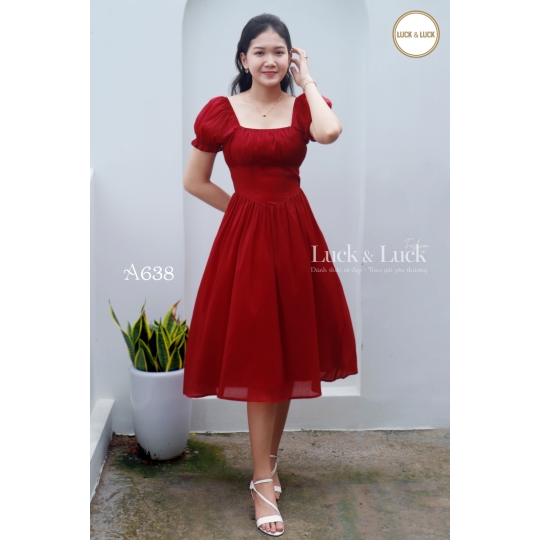 Đầm xòe đỏ dự tiệc cổ vuông đính nút