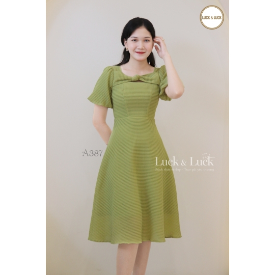 Đầm xòe nhấn nơ ngực tay bí