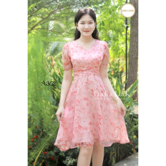 Đầm hoa dáng xòe cổ V