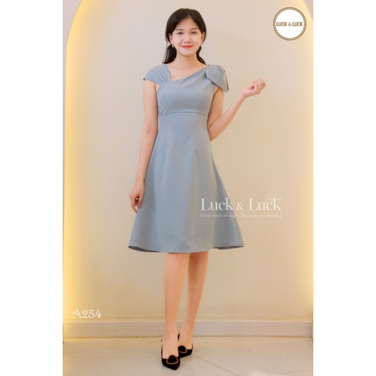 ĐẦM KIỂU NƠ XÉO VAI