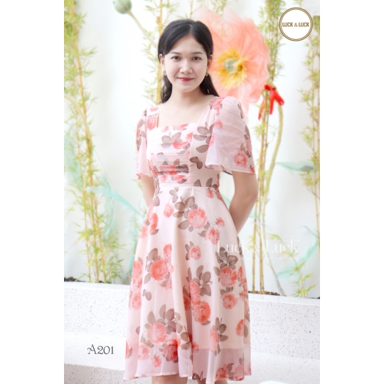 Đầm xòe họa tiết hoa hồng