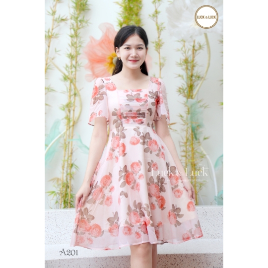 Đầm xòe họa tiết hoa hồng
