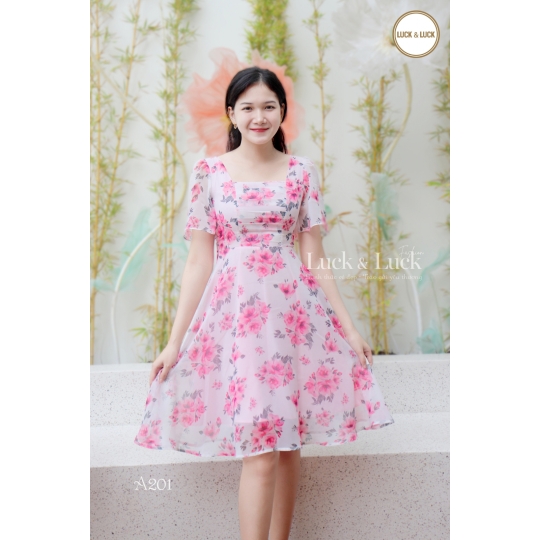Đầm xòe họa tiết hoa hồng