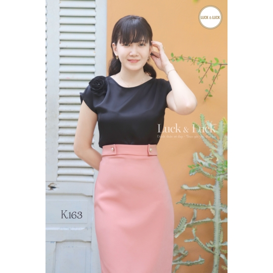 Áo lụa thêu hoa vai - Màu Đen
