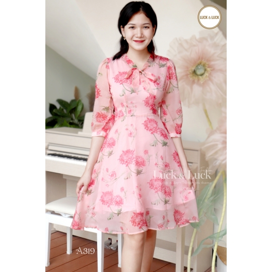 Đầm hoa xòe nơ cổ