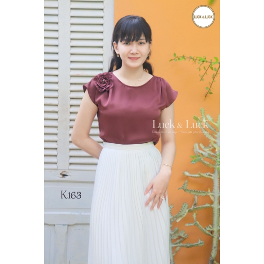 Áo lụa thêu hoa vai - Màu Nâu