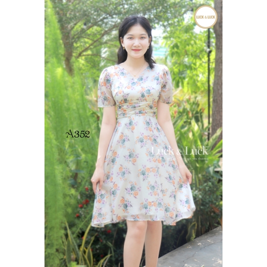 Đầm hoa dáng xòe cổ V