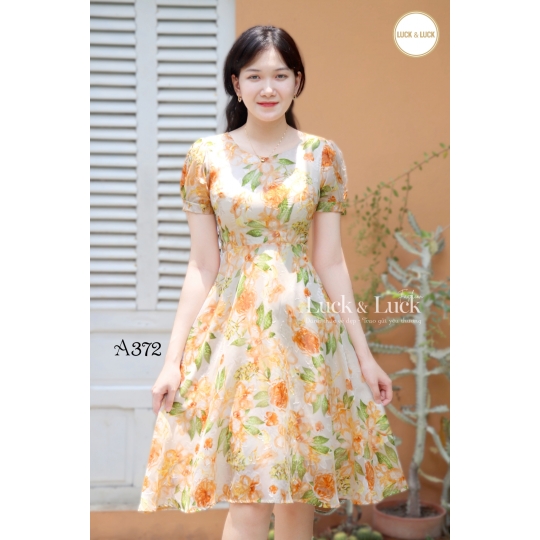 Đầm dáng xòe họa tiết hoa nhún eo