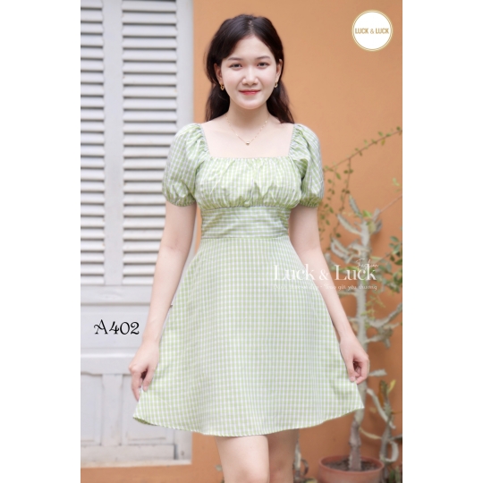 Váy kẻ khuy bọc tay bồng cổ vuông Màu Xanh