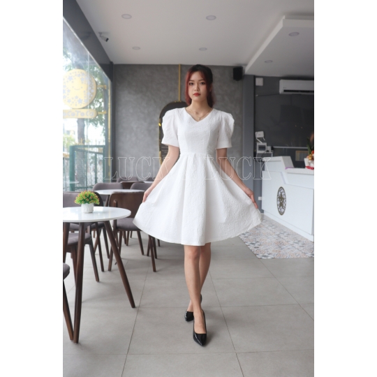 Đầm xoè dạo phố chất sốp
